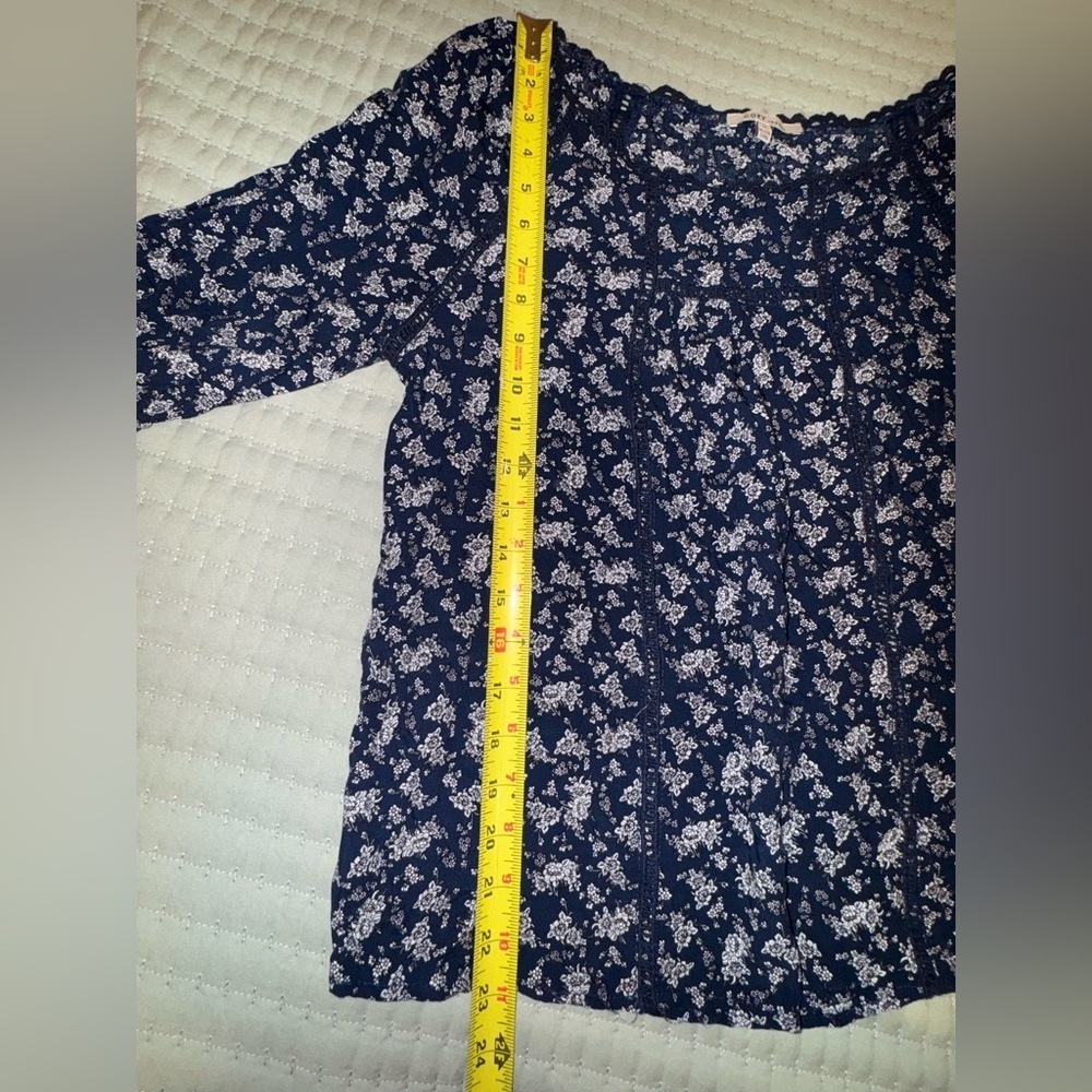 Cozy casual Floral Navy Women's Top with open detail. Size M. VGUC - Picture 8 of 10